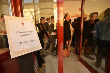 Hétfőn helyezik ki a külképviseleteken a levélszavazatokat gyűjtő ládákat (Fotó: Molnár Edvárd)