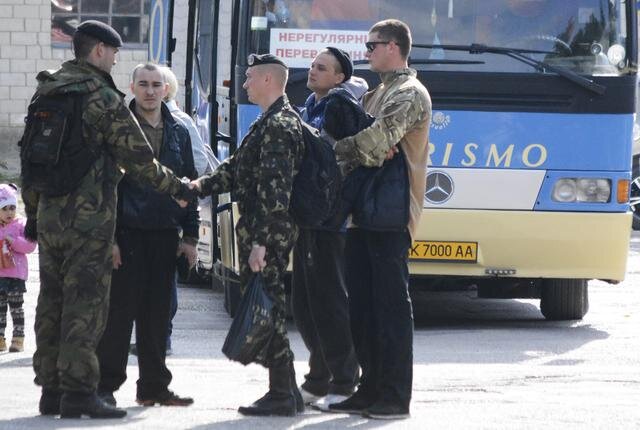 Ukrán tengerészgyalogosok távoznak a Krímben levő feodoszijai támaszpontról (Fotó: Beta/AP)