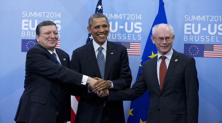 A három „testőr”. José Manuel Barroso, Barack Obama és Herman Van Rompuy a brüsszeli csúcstalálkozó előtt (Fotó: Beta/AP)