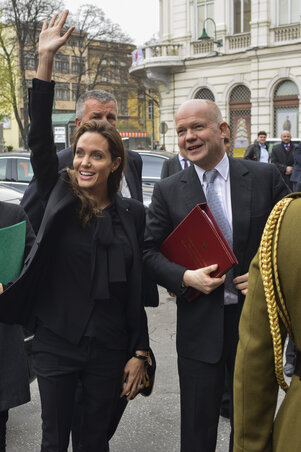 Angelina Jolie és William Hague a szarajevói elnökségi „palota” előtt (Fotó: Beta/AP)