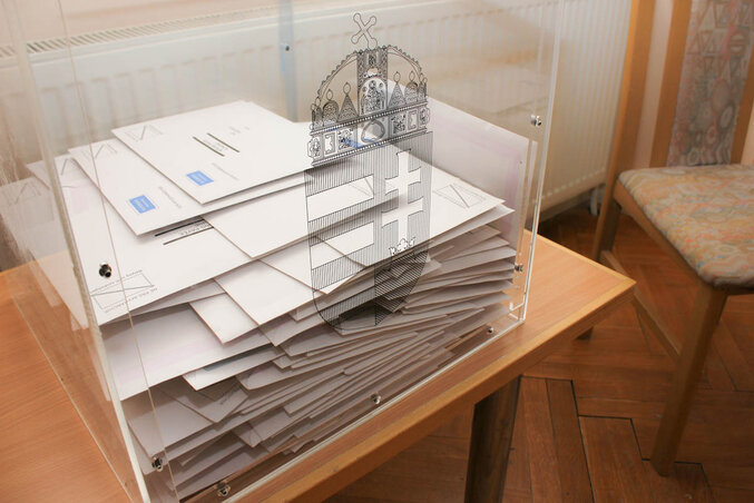 A szavazás napján este 7 órakor bontják fel a szavazatokat tartalmazó borítékokat (Fotó: Diósi Árpád)