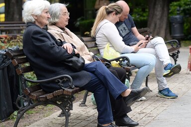 A miniszter szerint fél év múlva 390 euró lesz az átlagnyugdíj (Dávid Csilla illusztrációja)