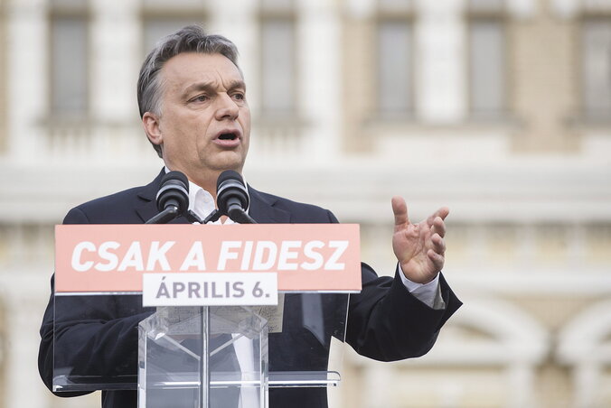 Orbán Viktor beszédét mondja a bajai Szentháromság téren tartott választási gyűlésén (MTI Fotó)