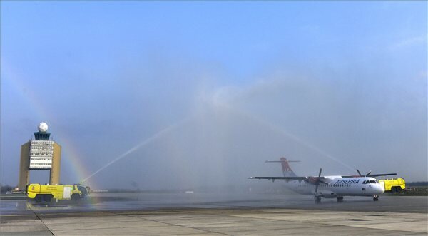 A járatot teljesítő ATR 72-600-as gépet a szokásoknak megfelelően vízsugárral köszöntötték (MTI Fotó: Illyés Tibor)