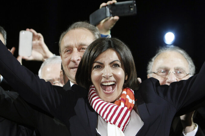 Párizs új polgármestere, az 54 éves – spanyol származású – Anne Hidalgo. Mögötte a szintén szocialista, most leköszönő Bertrand Delanoë, aki 2001 óta vezette a fővárosi hivatalt (Fotó: Beta/AP)