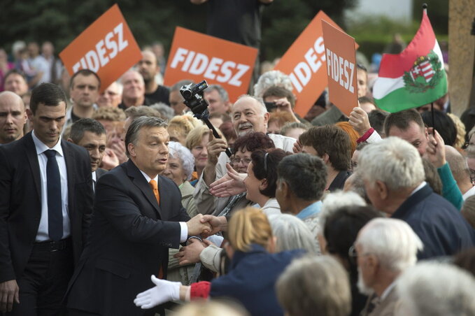 Orbán Viktor üdvözli a résztvevőket a Fidesz-KDNP választási nagygyűlésén a dombóvári Hunyadi téren (MTI Fotó)