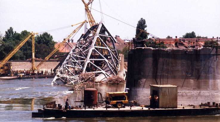 Pillanatok alatt ócskavas lett a hídelemekből (Fotó: Ótos András)