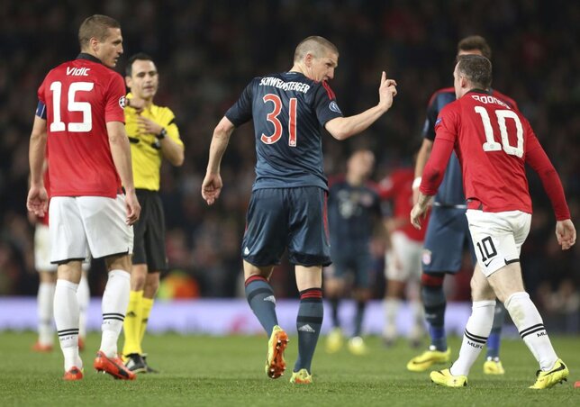 Schweinsteiger szerint nem történt szabálytalanság, míg Rooney és a játékvezető másként gondolták (fotó: Beta)