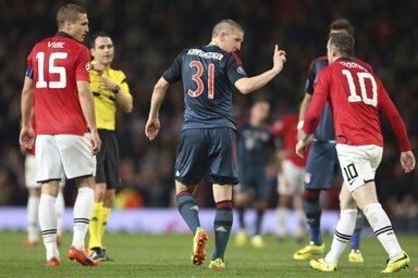 Schweinsteiger szerint nem történt szabálytalanság, míg Rooney és a játékvezető másként gondolták (fotó: Beta)