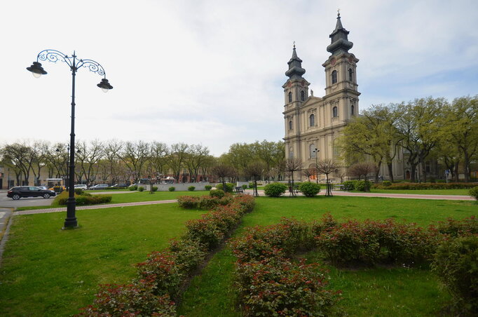 A hangulatos tér a Szent Teréz-templommal, amelyben megkeresztelték Kosztolányi Dezsőt