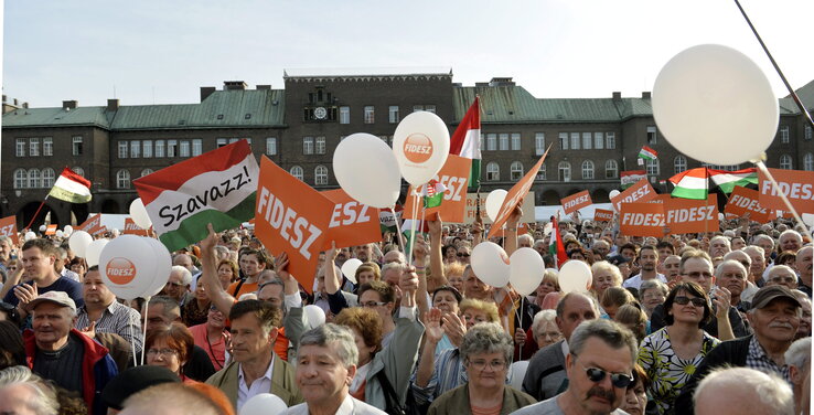 Szeged, 2014. �prilis 4.
R�sztvev�k a Fidesz-KDNP v�laszt�si nagygy�l�s�n a szegedi D�m t�ren 2014. �prilis 4-�n.
MTI Fot�: Kosztics�k Szil�rd