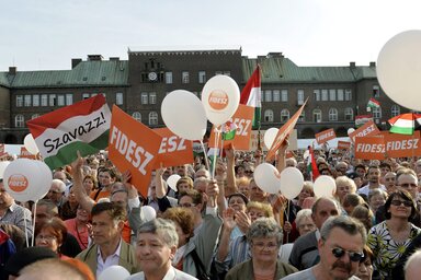 Szeged, 2014. �prilis 4.
R�sztvev�k a Fidesz-KDNP v�laszt�si nagygy�l�s�n a szegedi D�m t�ren 2014. �prilis 4-�n.
MTI Fot�: Kosztics�k Szil�rd