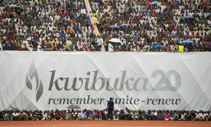 Kwibuka 20, avagy megemlékezés a népirtás 20. évfordulójáról tegnap a Kigali stadionban (Fotó: Beta/AP) Kwibuka 20, avagy megemlékezés a népirtás 20. évfordulójáról tegnap a Kigali stadionban (Fotó: Beta/AP)