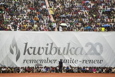 Kwibuka 20, avagy megemlékezés a népirtás 20. évfordulójáról tegnap a Kigali stadionban (Fotó: Beta/AP)