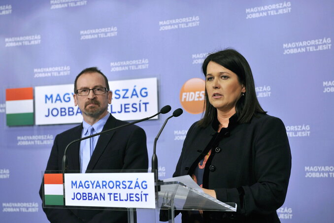 Szájer József és Pelczné Gáll Ildikó sajtótájékoztatót tart (MTI Fotó: Kovács Attila)