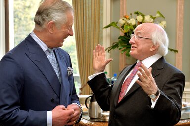 Károly herceg (Prince Charles of Walles) és Michael D. Higgins Londonba érkezése után szívélyesen cseveg (Fotó:  Beta/AP)