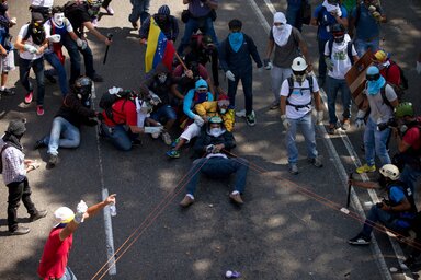 Ellenzéki egyetemisták Caracasban egy óriásparittyát húznak ki, amellyel a rendőröket utcakövekkel lövik. Elégedetlenségüket az váltotta ki, hogy Maduro elnök – mindeddig – nem volt hajlandó tárgyalni az ellenzékiekkel (Fotó: Beta/AP)