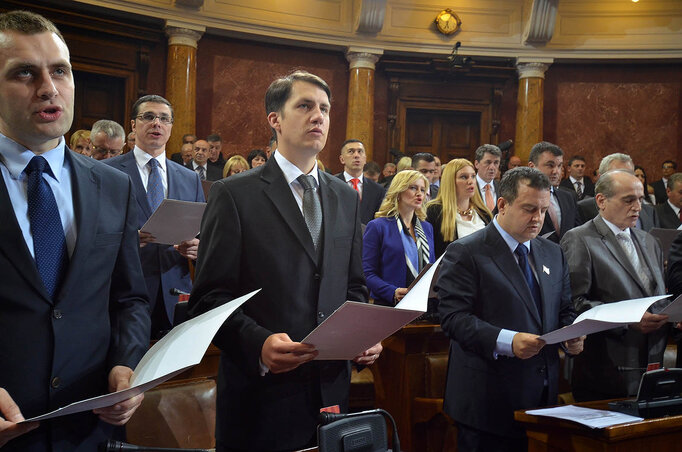 A képviselők leteszik az esküt (Fotók: Ótos András)