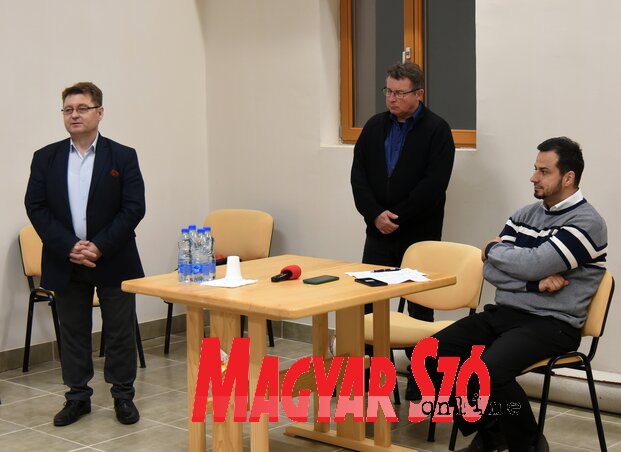Varga Attila szerkesztő és az élőújság vendégei, dr. Molnár Viktor és mgr. Újhelyi Ákos (Fotó: Gergely József)