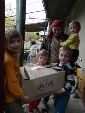 A péterrévei Újházi gyerekeknek nagy meglepetést okoztak a váratlan vendégek (Fotó: Fehér Rózsa)