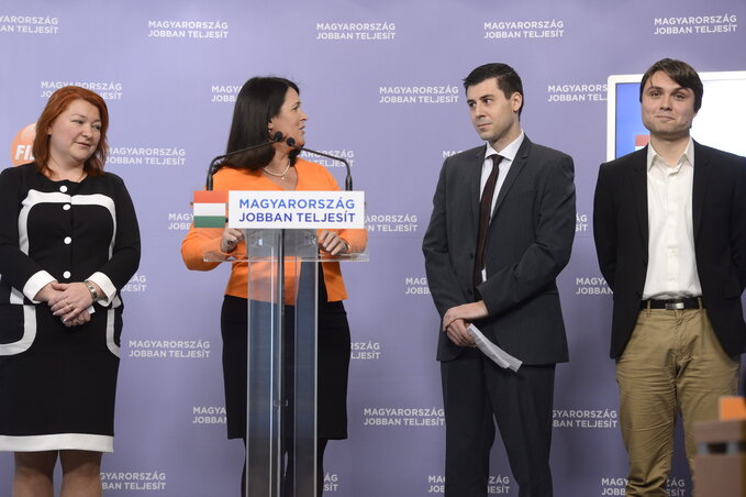 Pelczné Gáll Ildikó (b2) bemutatja a határon túli képviselőjelölteket. Mellette: Bocskor Andrea (b), Deli Andor (j2) és Gubík László (j) (MTI Fotó)