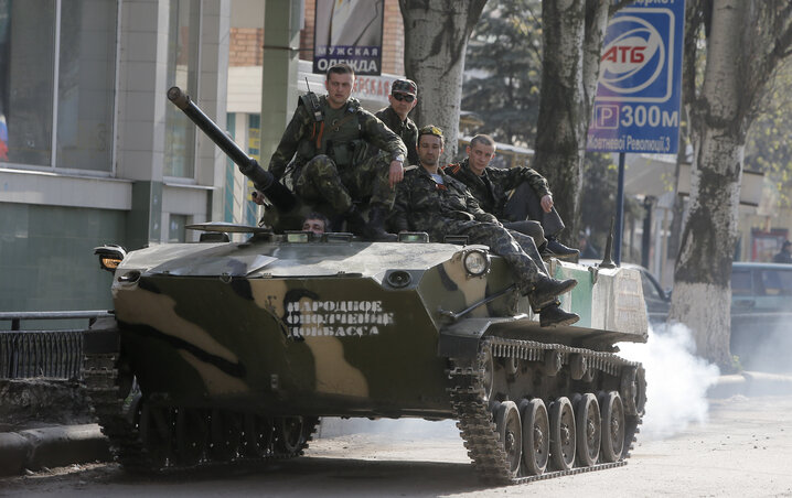 Az ukrán seregtől zsákmányolt, oroszbarát szakadárokkal „feldíszített” páncélosok még most is Szlovjanszk utcáin cirkálnak (Fotó: Beta/AP)