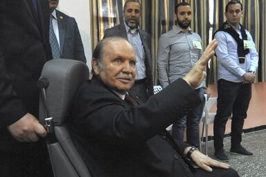 A tolószékbe kényszerült, 77 éves, súlyos beteg államfő újra elsöprő győzelmet aratott (Fotó: Beta/AP)
