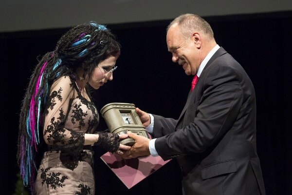 Sofi Oksanen  átveszi  a díjat