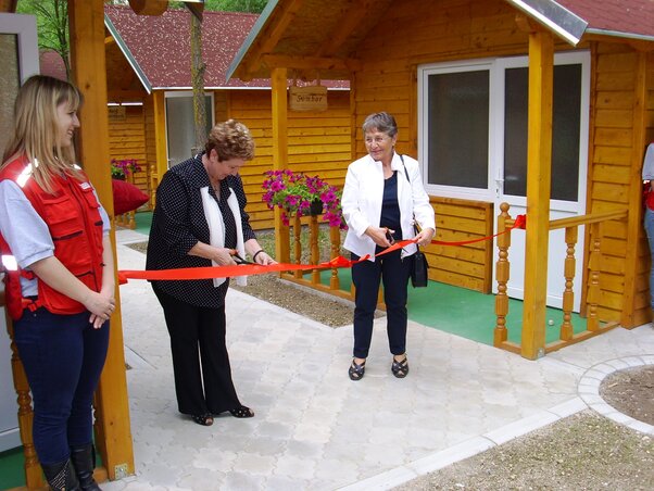 Sátrak helyett az idén már faházakban táborozhatnak a fiatalok (Fotó: Fekete J. József)