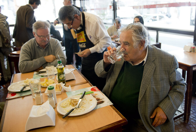José Mujica elnök egy minapi felvételen, amikor barátaival megebédelt a Montevideo külvárosában található El Subte pizzeriában (Fotó: Beta/AP)