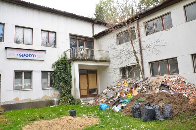 Bár a Sport Hotel legutóbbi bérlője idősek otthonát szeretett volna az épületben működtetni, a felújítás meghaladta az erejét, így a rom mellé szemetet is hagyott (Fotó: Molnár Edvárd) Bár a Sport Hotel legutóbbi bérlője idősek otthonát szeretett volna az épületben működtetni, a felújítás meghaladta az erejét, így a rom mellé szemetet is hagyott (Fotó: Molnár Edvárd)