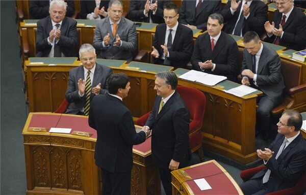 Áder János köztársasági elnök gratulál Orbán Viktor megválasztott miniszterelnöknek (MTI Fotó: Beliczay László)