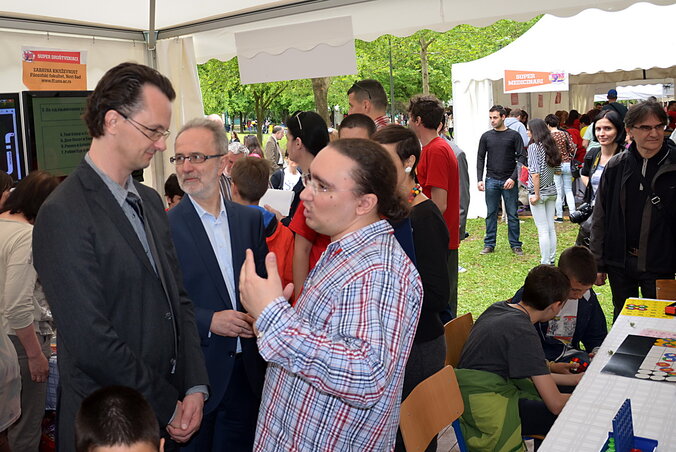 Srđan Verbić miniszter az Újvidéki Egyetem Magyar Tanszékének standja előtt (Fotó: Dávid Csilla)