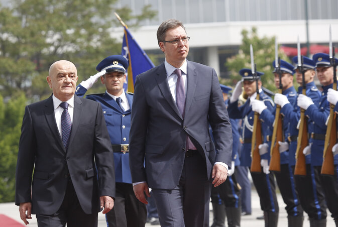 Vjekoslav Bevanda és Aleksandar Vučić a díszőrség előtt (Fotó: Beta/AP)