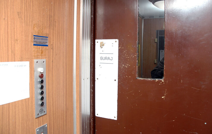 A város liftjeinek egyötöde egyáltalán nem biztonságos, ezért sokan inkább a lépcsőket használják (Fotó: Ótos András)