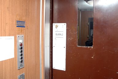 A város liftjeinek egyötöde egyáltalán nem biztonságos, ezért sokan inkább a lépcsőket használják (Fotó: Ótos András)