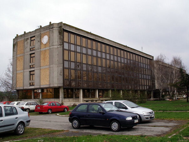Az ügyviteli épület felét árulják (Fotó: Kecskés István)