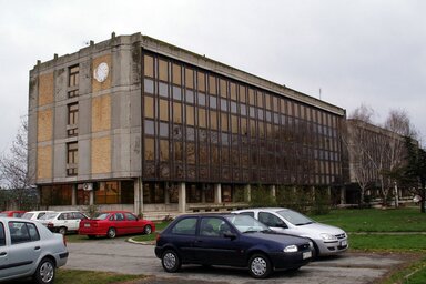 Az ügyviteli épület felét árulják (Fotó: Kecskés István)