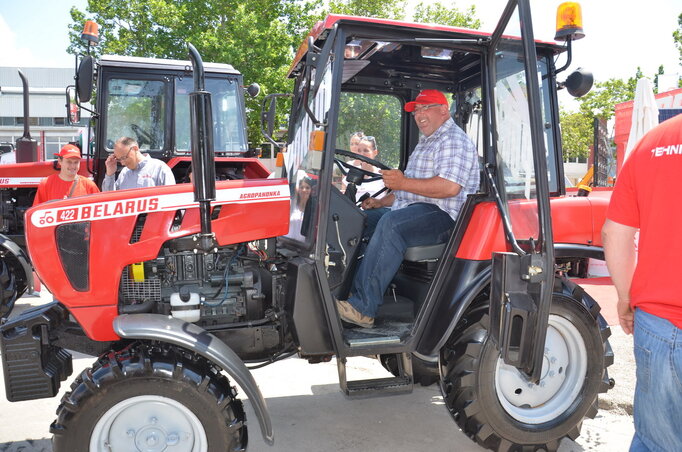 Vasa Lazin, a Belarus traktorok tulajdonosai között kisorsolt traktorban