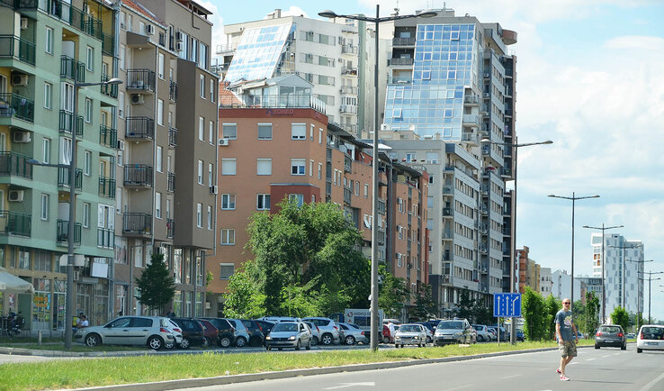 Az összezsúfolt többemeletes épületek lakói  jól tudják, milyenek a hőmérsékleti viszonyok (Fotó: Ótos András)