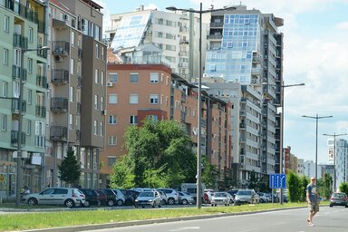 Az összezsúfolt többemeletes épületek lakói  jól tudják, milyenek a hőmérsékleti viszonyok (Fotó: Ótos András)