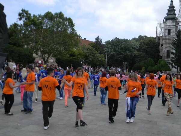 A város főterén több mint kétszázan búcsúztak az iskolájuktól és osztálytársaiktól (Fotó: Fehér Rózsa)