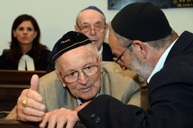 A 101 éves Spiegler Elemér, a legidősebb szombathelyi holokauszt-túlélő (j2) a holokauszt 70. évfordulóján tartott megemlékezésen a zsidó hitközség imaházában (Fotó:  MTI)