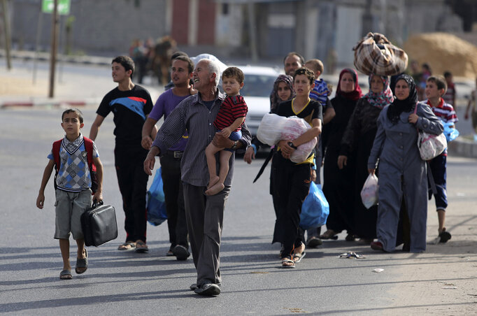 Az izraeli felszólítás után otthonukat elhagyó palesztin családok Gázavárosban (Fotó: Beta/AP)