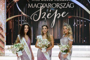 Eredményhirdetés: Hacsi Boglárka két udvarhölgyével, Szabó Orsolyával (jobbról) és Novák Zafír Bellával (balról) – Fotó: MTI