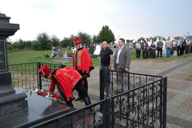 Pásztor István és ifj. Juhász Bálint elhelyezik a kegyelet virágait (Fotó: Lakatos János)