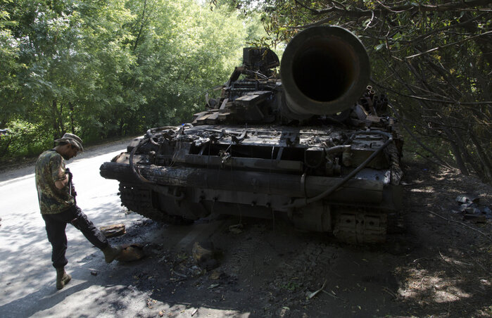 Egy Donyeck közelében kilőtt ukrán tank. Donyeck továbbra is a szakadárok „fővárosának” számít, és szívósan ellenáll a hadsereg támadásainak. (Fotó: Beta/AP)