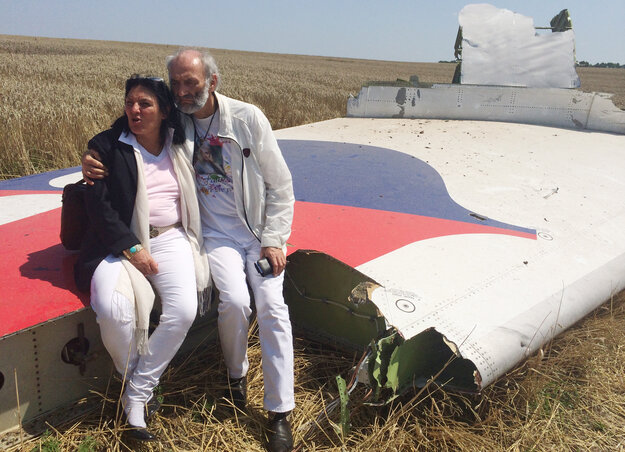 Jerzy Dyczynski és Angela Rudhart-Dyczynski a maláj utasgép roncsainál. Az ausztráliai Perth-ben élő házaspár lánya, Fatima volt a Boeing 777-es egyik utasa (Fotó: Beta/AP)
