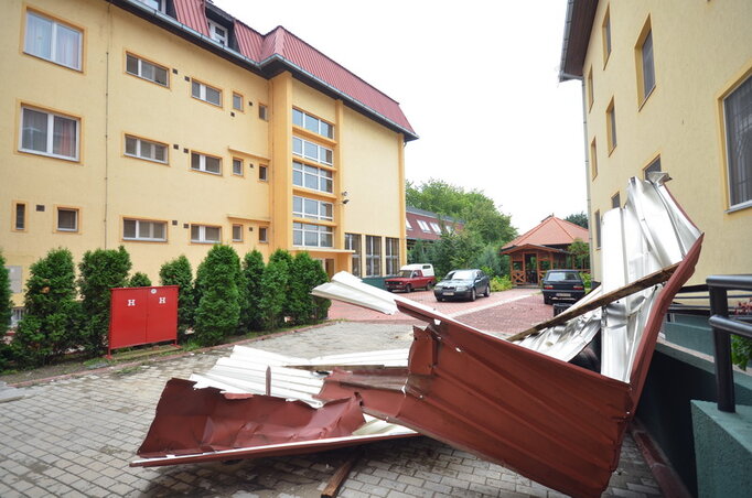 A viharos szél letépte a Diákotthon legfelső emeletén a bádogborítást (Fotó: Molnár Edvárd)