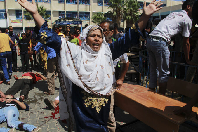 Halottak és sebesültek az ENSZ-iskola előtt (Fotó: Beta/AP)